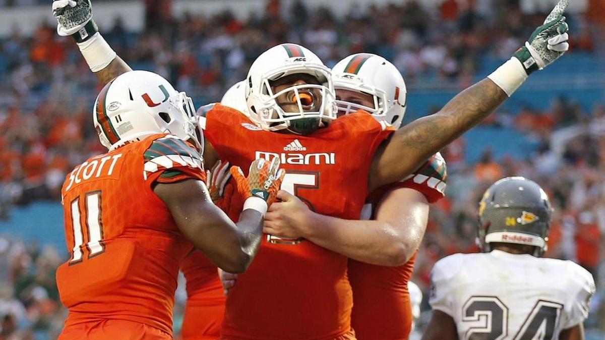 
El tight end Standish Dobard (5) celebra luego de anotar un touchdown para la Universidad de Miami contra Bethune Cookman, en el Sun Life Stadium, el sábado 5 de septiembre del 2015.
