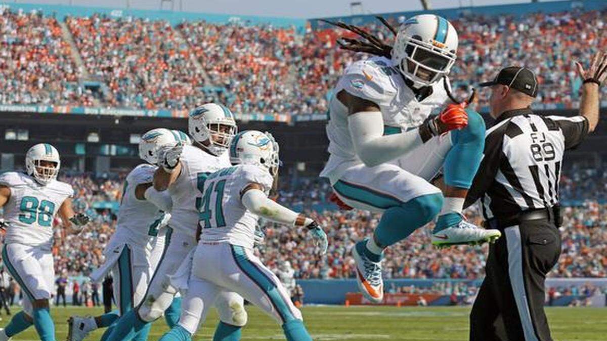 
El safety de los Dolphins Louis Delmas (der.) celebra después que el defensive back R.J. Stanford (#41) interceptara el ovoide en el segundo cuarto del partido contra los Ravens, el domingo en Miami.


