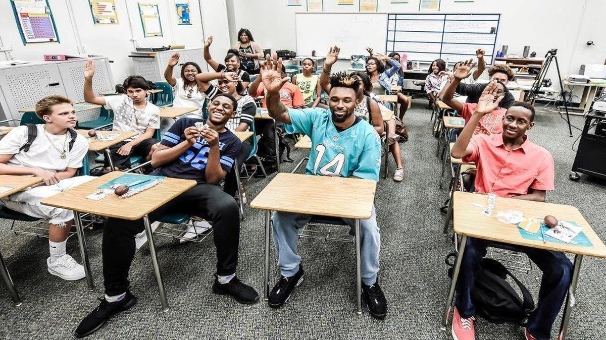
Jarvis Landry (14) durante su sorpresiva visita a los estudiantes de Nova High School, el martes en Davie.
