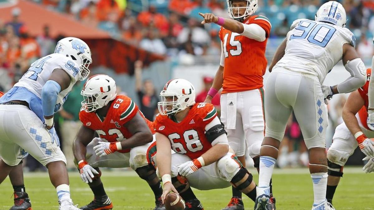 Brad Kaaya (15), de los Huracanes, imparte instrucciones a los suyos en el choque contra Tar Heels de la Universdad de North Carolina en el Hard Rock Stadium el sábado 15 de octubre del 2016.