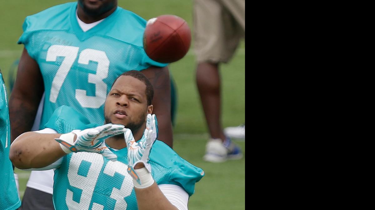 
El defensive tackle de los DolphinsNdamukong Suh captura el ovoide en la práctica del martes.

