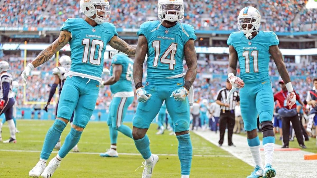 El wide receiver de los Dolphins Jarvis Landry (14) celebra su touchdown contra los Patriots con los también wide receivers Kenny Stills (10) y DeVante Parker (11), en el Hard Rock Stadium el domingo 1 de enero del 2017.