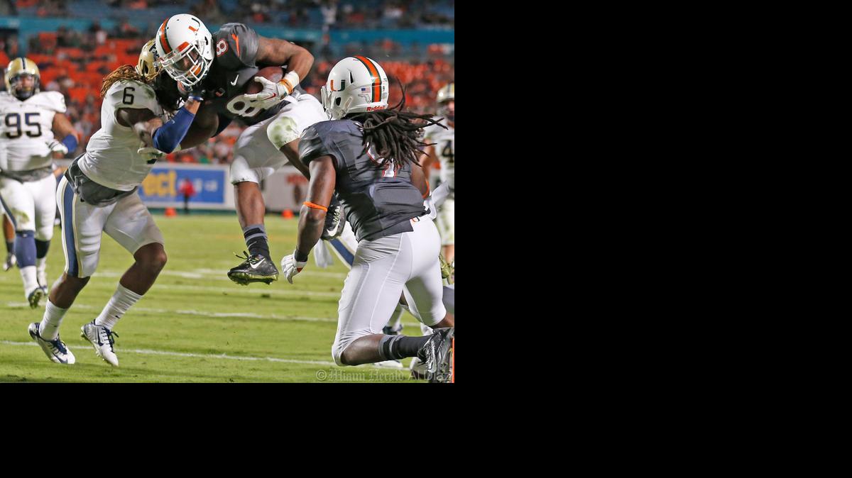 
Duke Johnson anota un TD, el sábado cuando batió un récord histórico en la UM.
