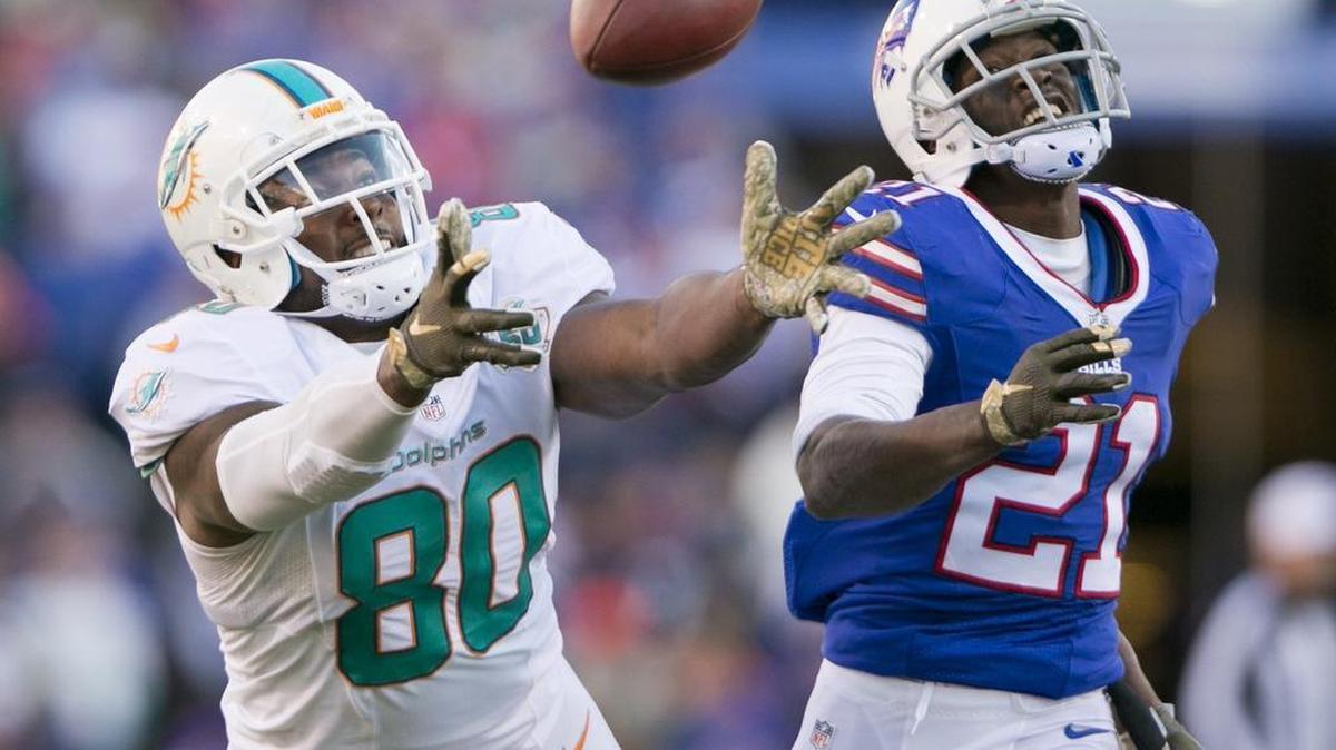 Un largo pase del quarterback de los Dolphins quarterback Ryan Tannehill al tight end Dion Sims (80) queda corto, mientras el cornerback de los Buffalo Bills Leodis McKelvin (21) sigue la jugada, en el Ralph Wilson Stadium, en Orchard Park, N.Y. el domingo 8 de noviembre del 2015.
