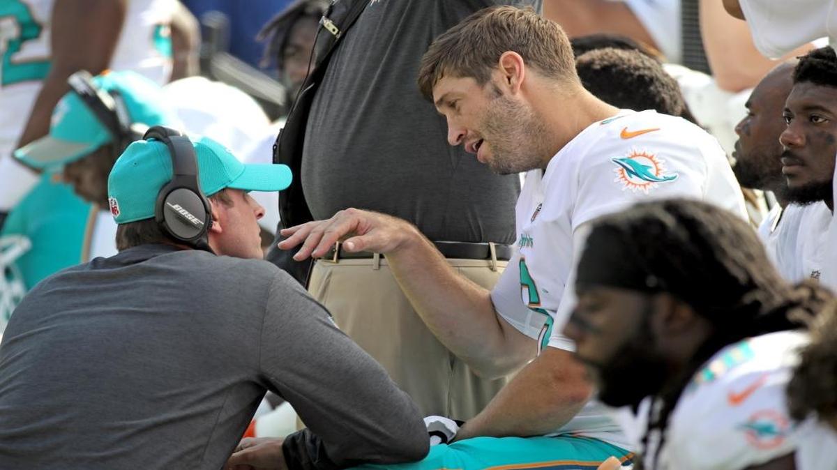 El entrenador de los Dolphins Adam Gase (de espaldas) conversa con el quarterback Jay Cutler en el segundo cuarto del partido contra los Jets de Nueva York en el Met Life Stadium en East Rutherford en Nueva Jersey, el domingo 24 de septiembre del 2017.
