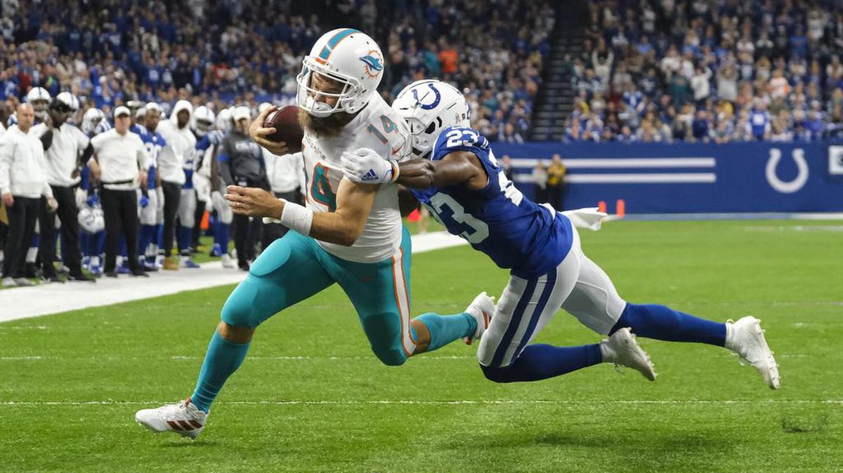 El quarterback de los Dolphins Ryan Fitzpatrick anota un touchdown ante la marca del cornerback de los Colts Kenny Moore, el domingo 10 de noviembre de 2019 en Indianápolis.