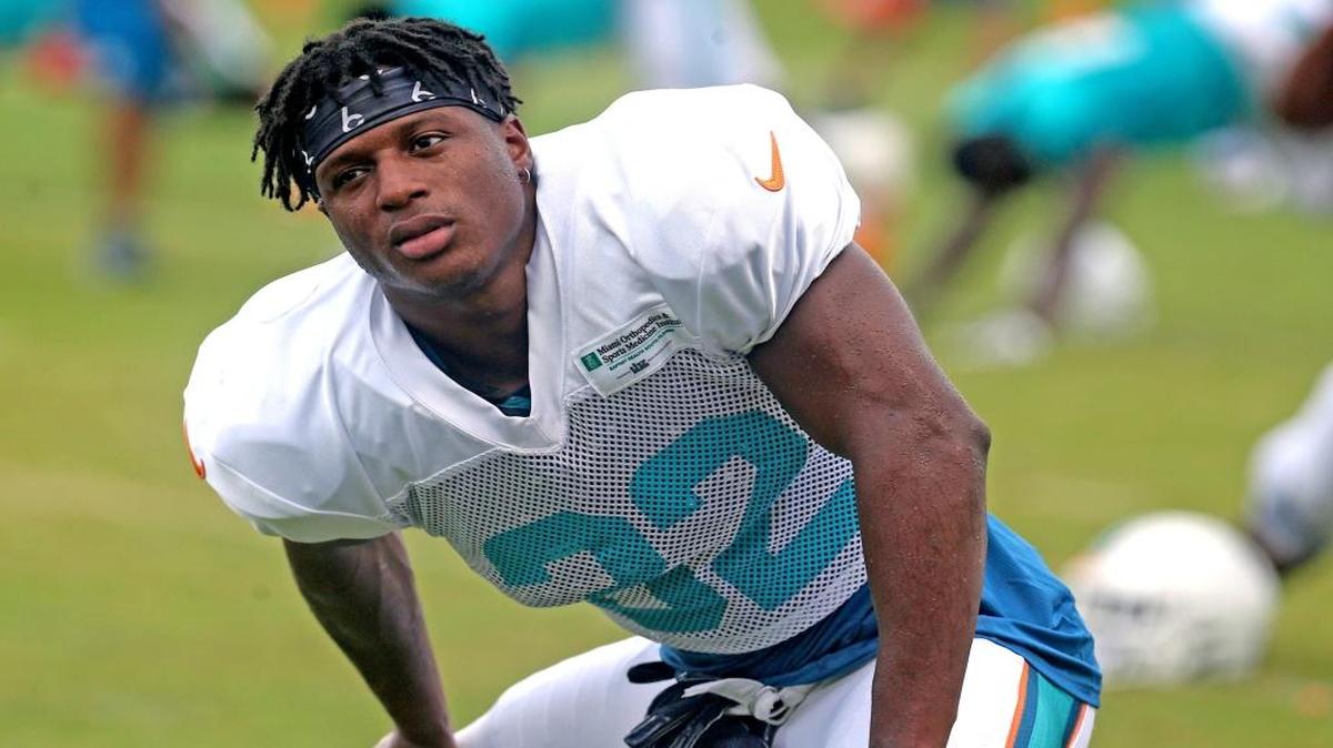 Kenyan Drake en la práctica de los Dolphins, el lunes. El running back es el reemplazante de Jay Ajayi.