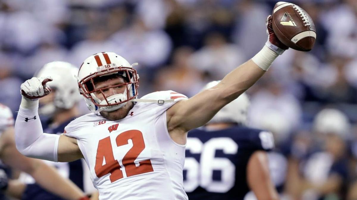 T.J. Watt, de Wisconsin, celebra tras recuperar una bola perdida, el 3 de diciembre del 2016 en Indianápolis.
