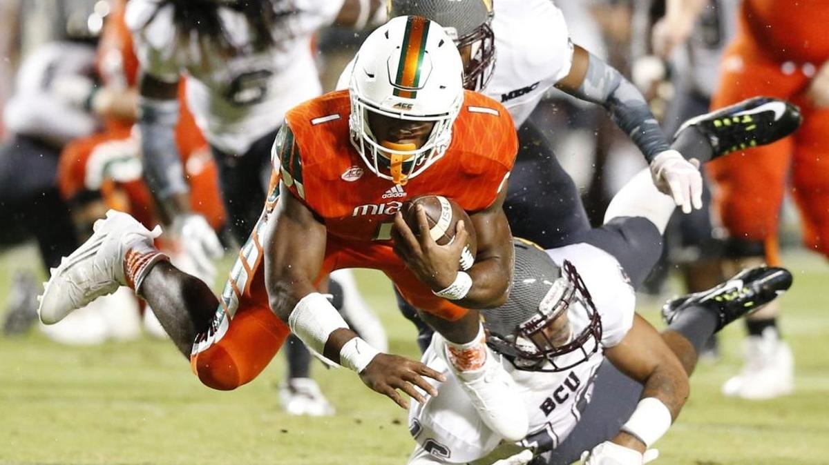 
Artie Burns (1) se lanza para ganar más yardas contra el Bethune Cookman, el sábado último, en la aplastante victoria de la UM.
