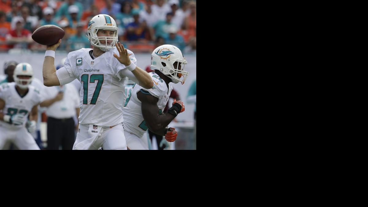 
El quarterback de los Dolphins Ryan Tannehill (17) mira para pasar el ovoide, el domingo contra los Chiefs.
