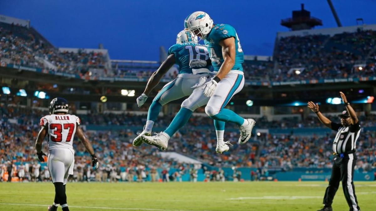 
El wide receiver Rishard Matthews (izq.) y el tight end Jordan Cameron celebran un touchdown de los Dolphins en el segundo cuarto del partido contra los Falcons, el 29 de agosto del 2015.
