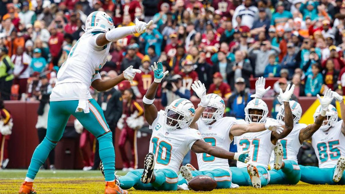 El wide receiver de los Dolphins, Jaylen Waddle (17), lidera la celebración del equipo después de que el wide receiver Tyreek Hill (10) anotara en el primer cuarto ante los Commanders de Washington, en el partido celebrado en el FedEx Field en Landover, Maryland, el domingo 3 de diciembre de 2023.
