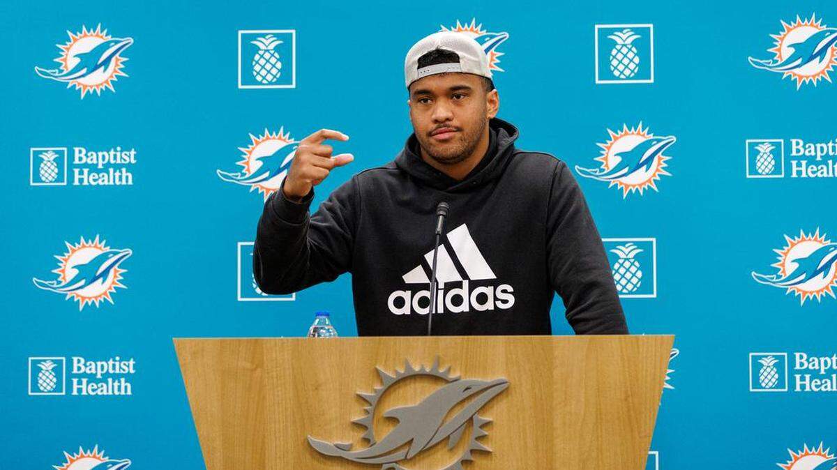 El quarterback de los Miami Dolphins, Tua Tagovailoa, habla durante la conferencia de prensa previa al draft del equipo en el Baptist Health Training Complex en el Hard Rock Stadium el miércoles 19 de abril de 2023 en Miami Gardens, Florida.