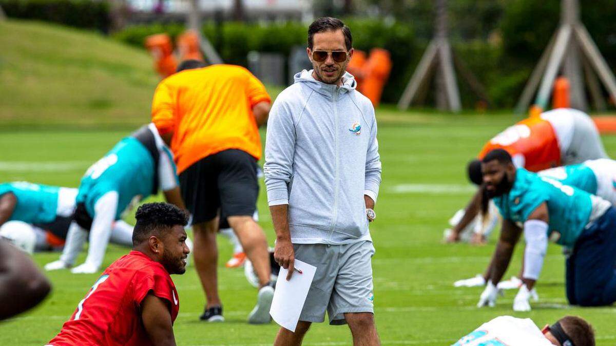 El entrenador de los Dolphins Mike McDaniel supervisa una práctica del equipo, el 7 de junio de 2022 en Miami.