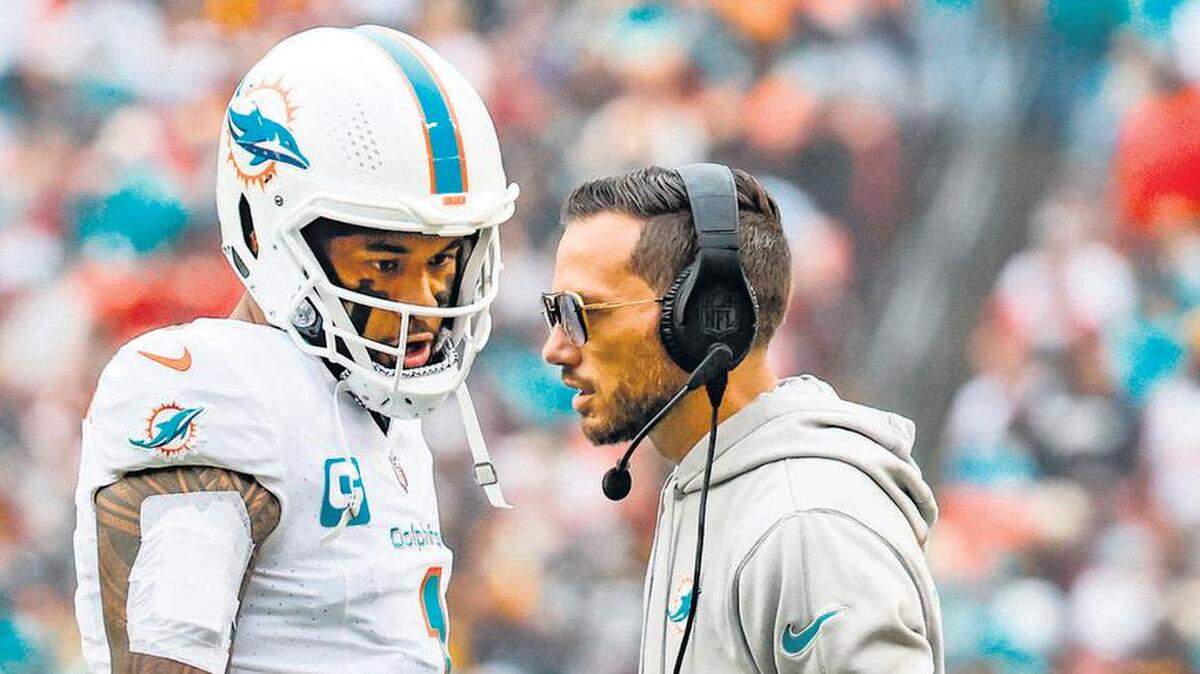 El entrenador de los Miami Dolphins, Mike McDaniel, y su QB Tua Tagovailoa (1) conversan entre jugadas durante el juego contra los Washington Commanders en el FedEx Field en Landover, Maryland, el domingo 3 de diciembre de 2023.