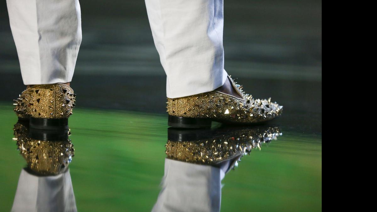 
Los zapatos de oro que calza Dante Fowler Jr., de los Gators de Florida durante el Draft 2015 de la NFL. Fowler fue escogido en el número tres por los Jaguars de Jacksonville, en la primera ronda, en el Auditorium Theatre de la Roosevelt University, el 30 de abril del 2015 en Chicago, Illinois.
