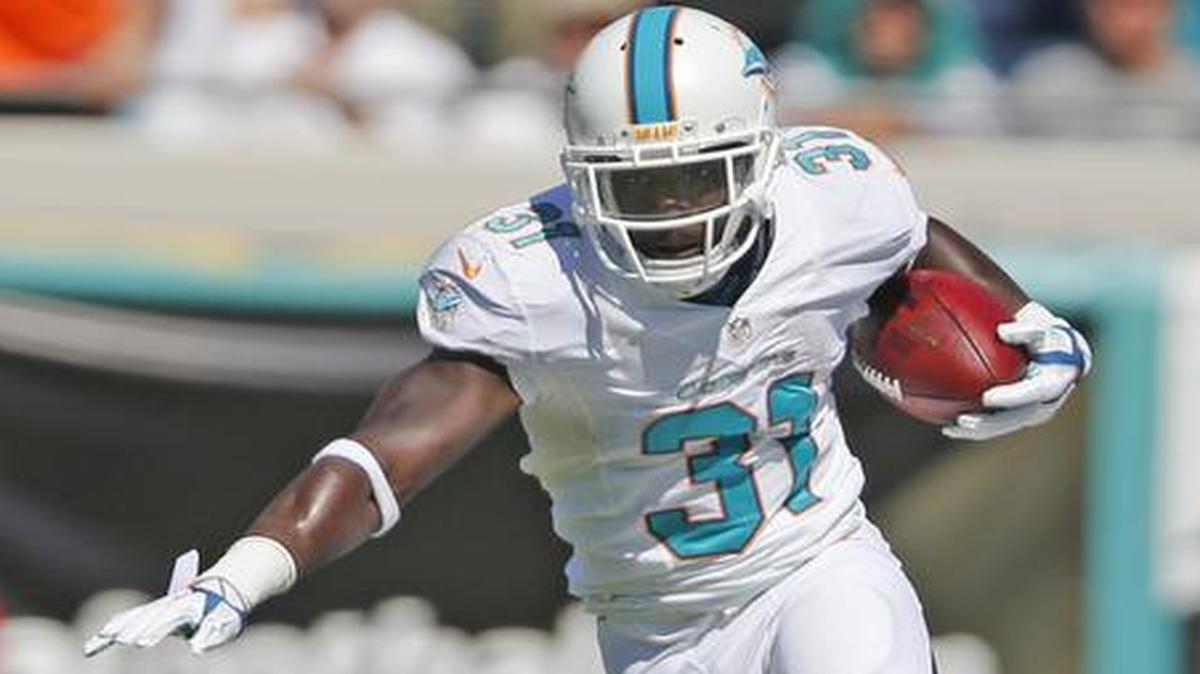 
Michael Thomas (31) avanza con el ovoide luego de haberlo recuperado tras bloquear un kick, el 26 de octubre pasado en Jacksonville.
