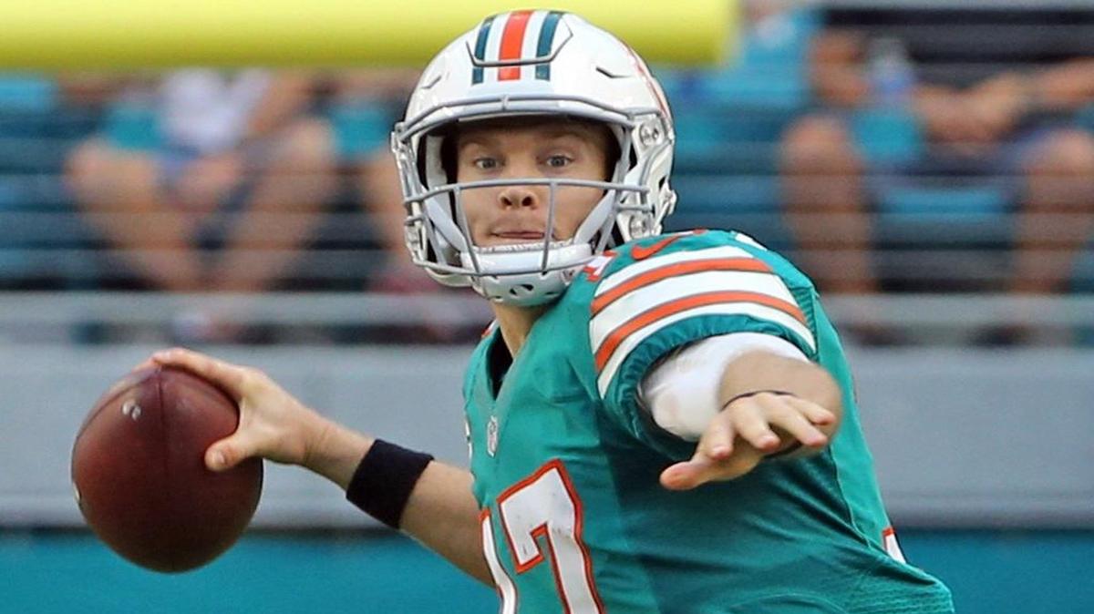 El quarterback Ryan Tannehill lanza el ovoide en el tercer cuarto en el triunfo de los Dolphins sobre los 49ers, el domingo en el Hard Rock Stadium, en Miami Gardens.