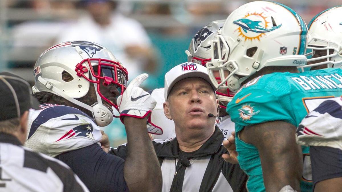 El running back de los Patriots LeGarrette Blount (izq.) discute con fiereza con el defensive end de los Dolphins Andre Branch, el domingo.