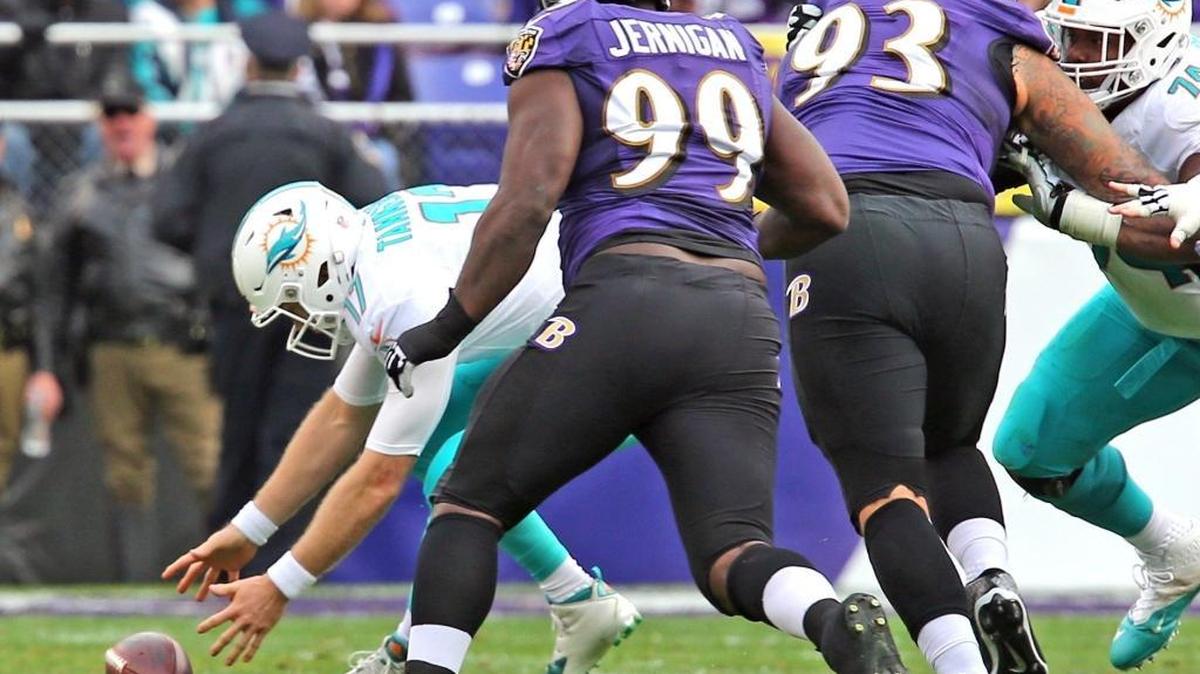 El quarterback de los Dolphins Ryan Tannehill busca una bola perdida contra los Ravens, en el M&T Bank Stadium en Baltimore, Maryland, el domingo 4 de diciembre del 2016.