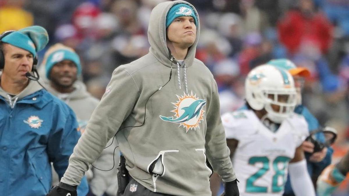 El QB Ryan Tannehill observa desde la línea el partido de los Dolphins contra los Buffalo Bills, la pasada Navidad.