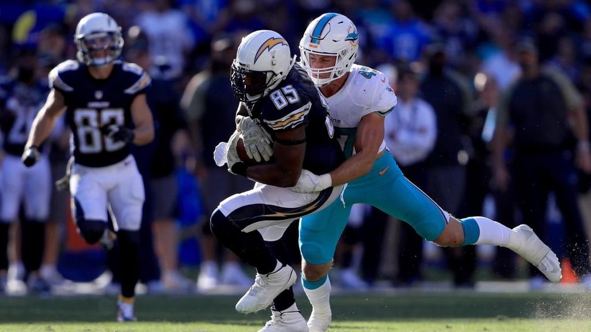 Kiko Alonso (47), de los Dolphins, frena a Antonio Gates (85), de los Chargers, el domingo en San Diego.