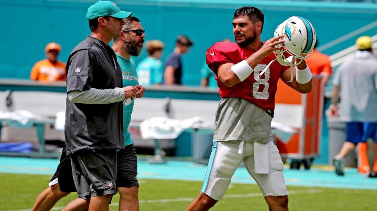 El entrenador Adam Gase, el coordinador defensivo Matt Burke y el quarterback Matt Moore (8) caminan antes de la práctica de los Dolphins en el Hard Rock Stadium, en Miami Gardens, Florida, el sábado 5 de agosto del 2017.