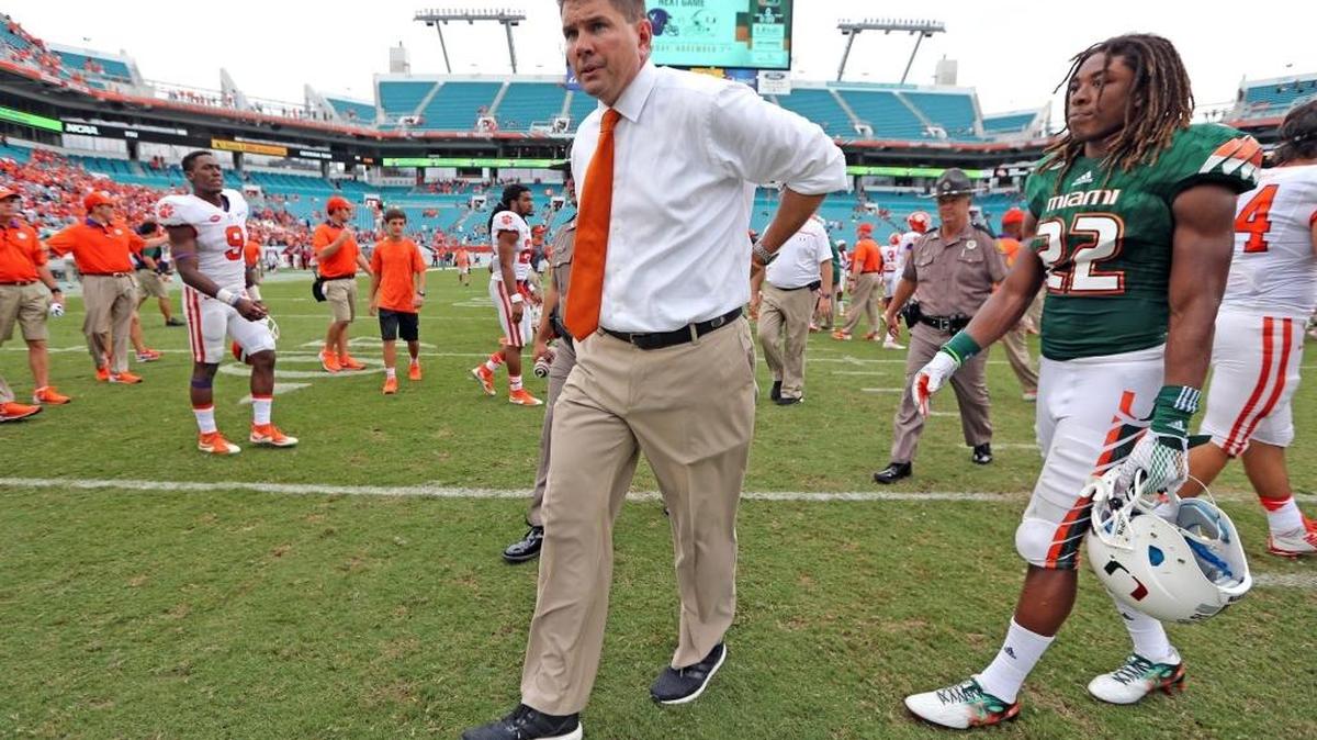 El entrenador Al Golden se retira de la cancha luego de que la UM fuera aplastada el sábado en Miami.