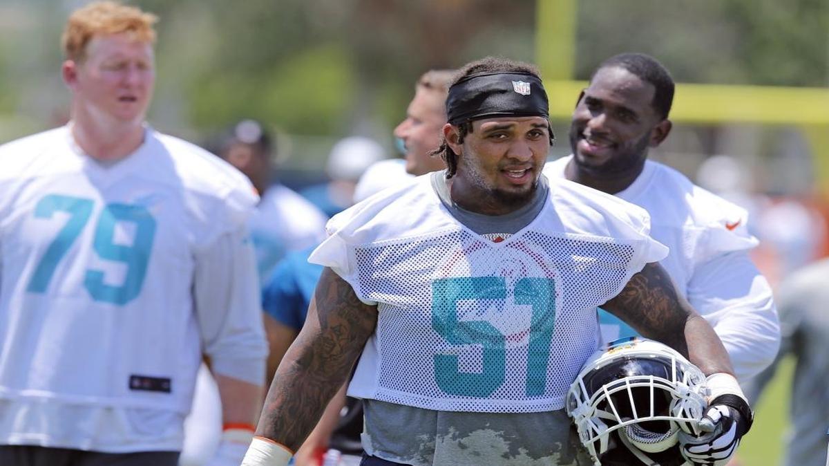 Mike Pouncey (51) sale de la cancha luego de un minicampamento de los Dolphins, en el Doctors Hospital Training Facility en Nova Southeastern University, el 14 de junio del 2016.