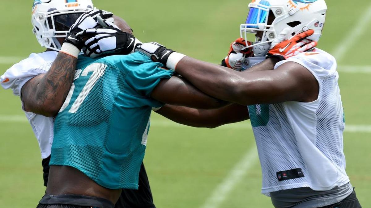 
El center Mike Pouncey (izq.) sujeta por la cabeza a Kendall Montgomery (centro), quien atacó a Ju'Wuan James en la práticas uno contra uno de los Dolphins, el lunes.
