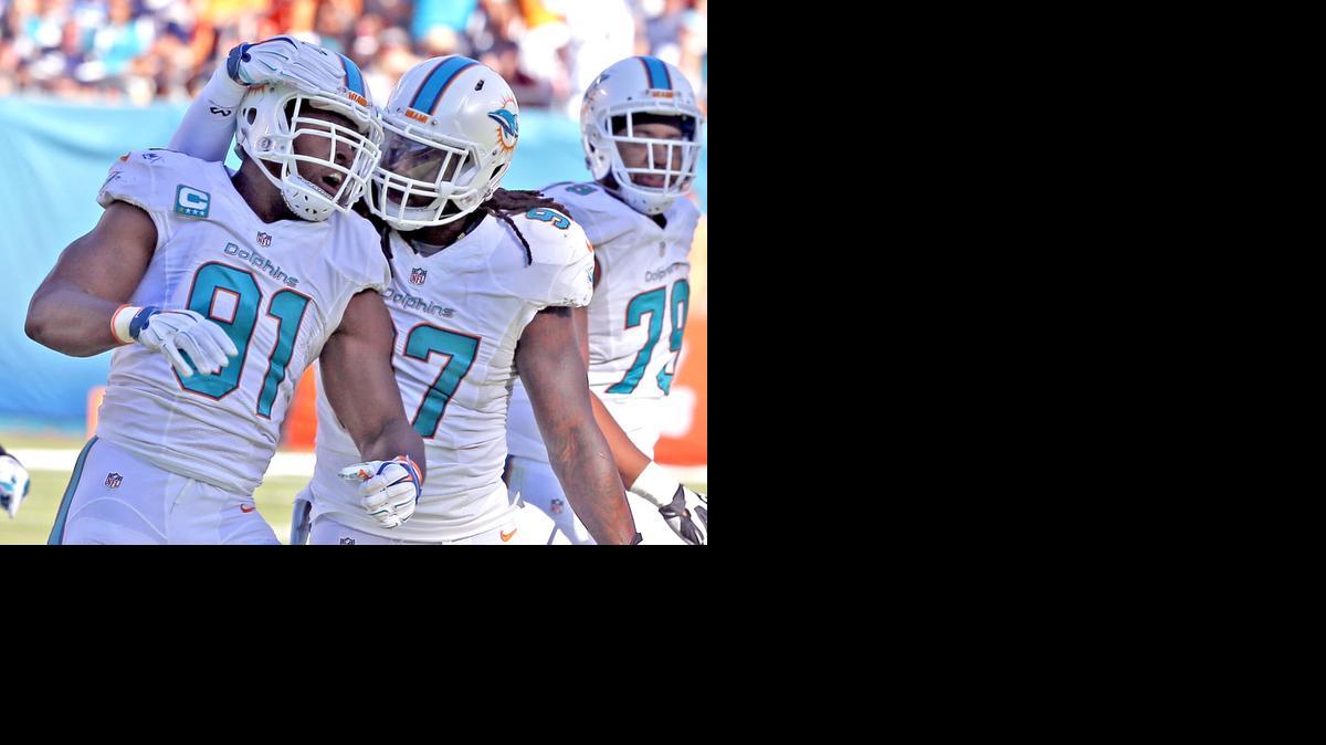 
Cameron Wake (91) es felicitado por Kelvin Sheppard luego de un sack, el domingo en Miami.
