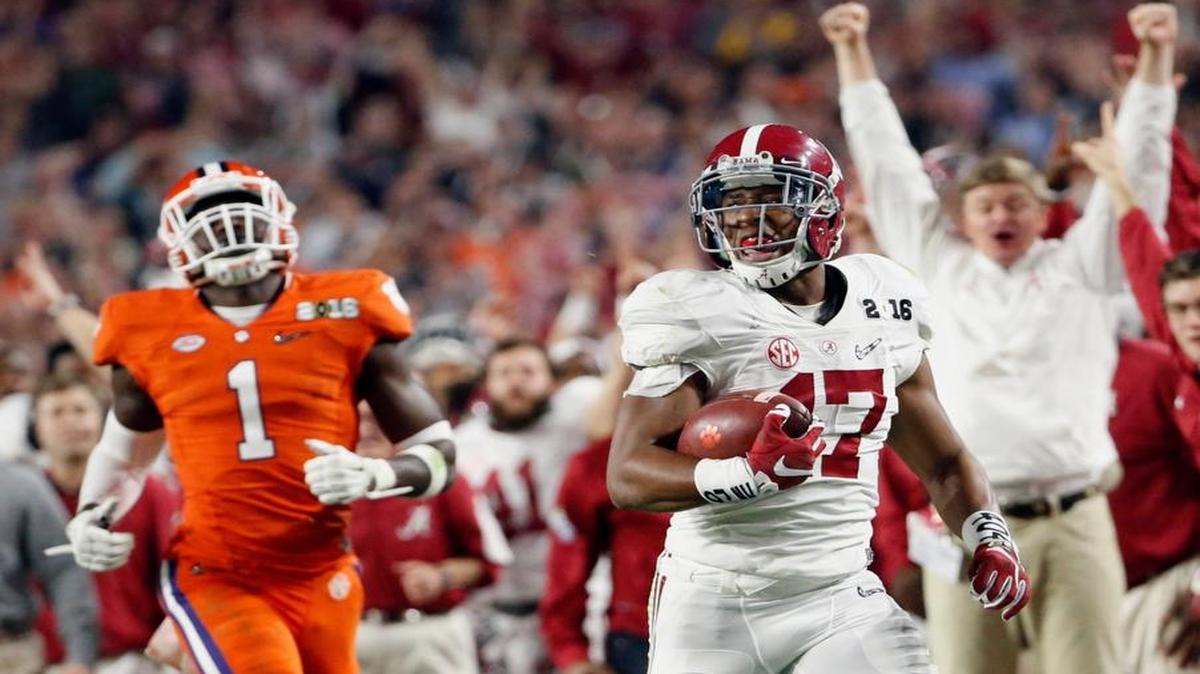Kenyan Drake (17), de los Crimson Tide de Alabama, supera a Jayron Kearse (1) y anota un touchdown en un retorno de 95 yardas contra los Tigers de Clemson, en enero pasado en el estadio de la Universidad de Phoenix, el 11 de enero del 2016 en Glendale, Arizona. Alabama ganó 45-40.