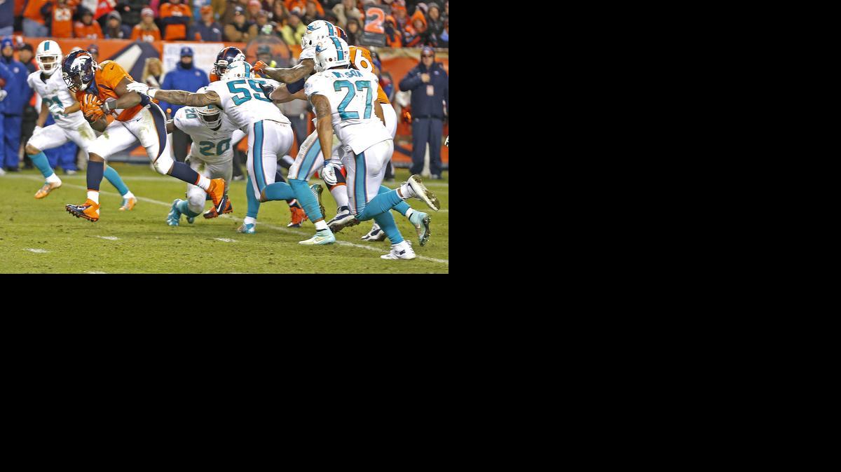 
El running back C J Anderson (seg. de izq a der.) anota el touchdown del triunfo de los Broncos, el domingo.


