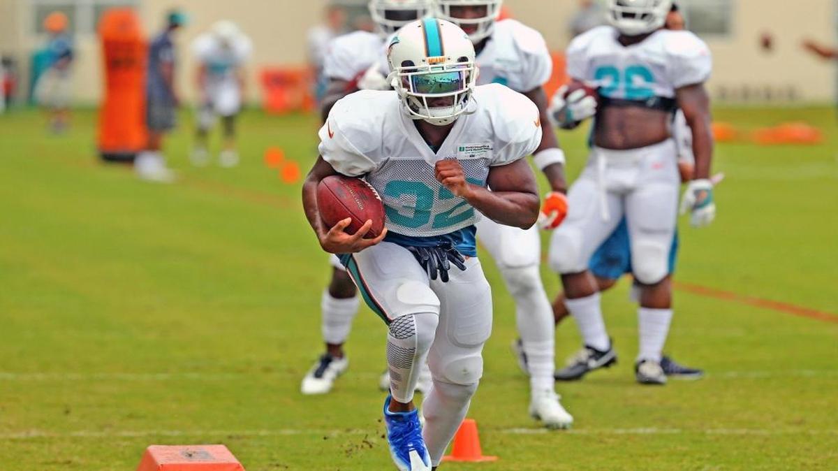Kenyan Drake corre con el ovoide en la práctica de los Dolphins, el Davie, Florida, el 31 de julio del 2017.