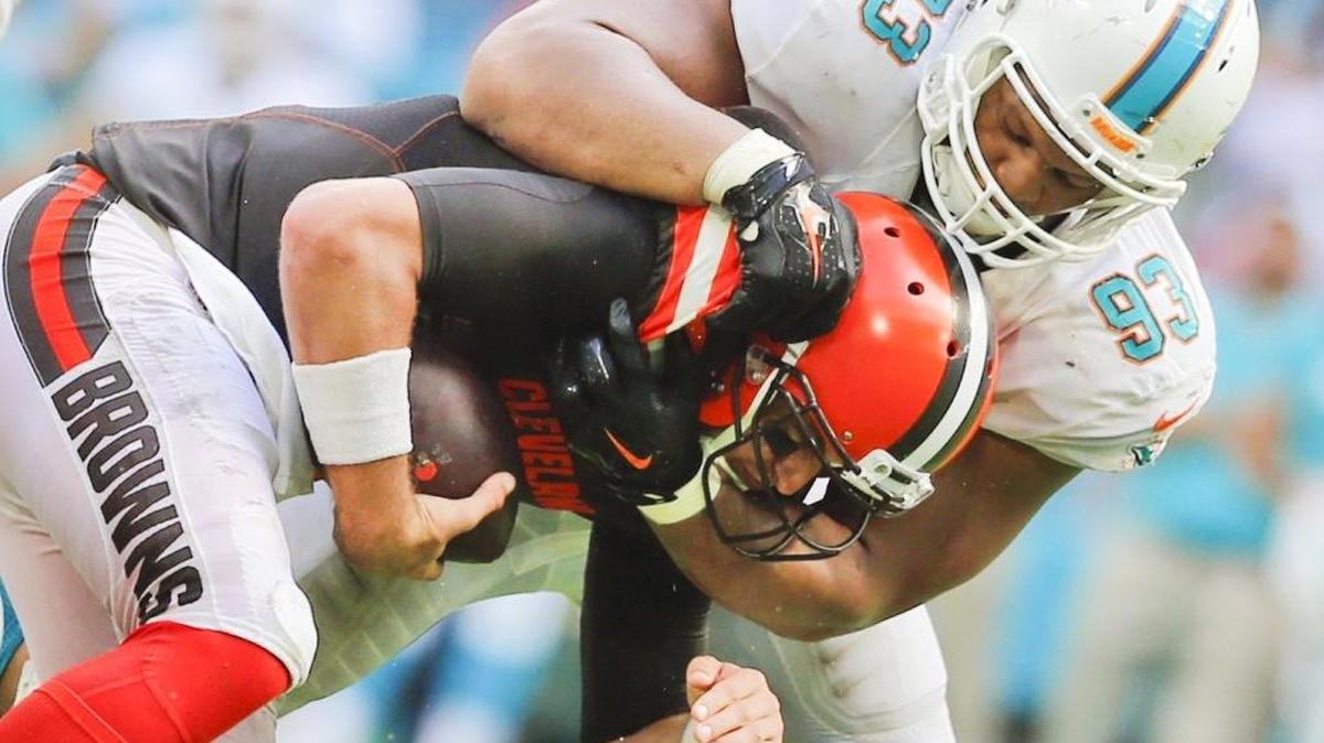 El quarterback de los Browns Cody Kessler (6) es derribado por el defensive tackle de los Dolphins Ndamukong Suh (93), en el Hard Rock Stadium en Miami, el 25 de septiembre del 2016.