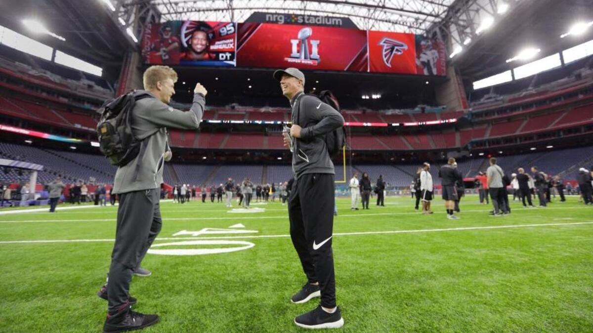 El quarterback Matt Ryan (der.) y Matt Simms, de los Falcons, sobre el pasto del NRG Stadium, antes del Super Bowl 51, el sábado 4 de febrero del 2017, en Houston.