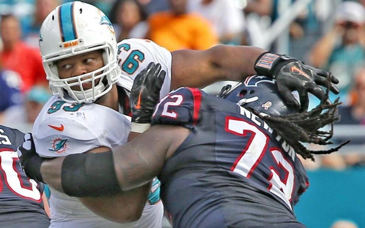 Ndamukong Suh (izq), de los Dolphins, y Derek Newton, de los Texans, el domingo.