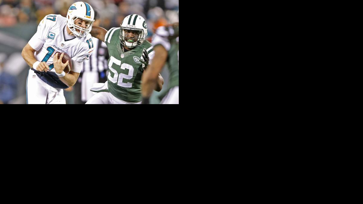 
Ryan Tannehill (17) escapa con el ovoide para ganar unas yardas, el lunes pasado contra los Jets.
