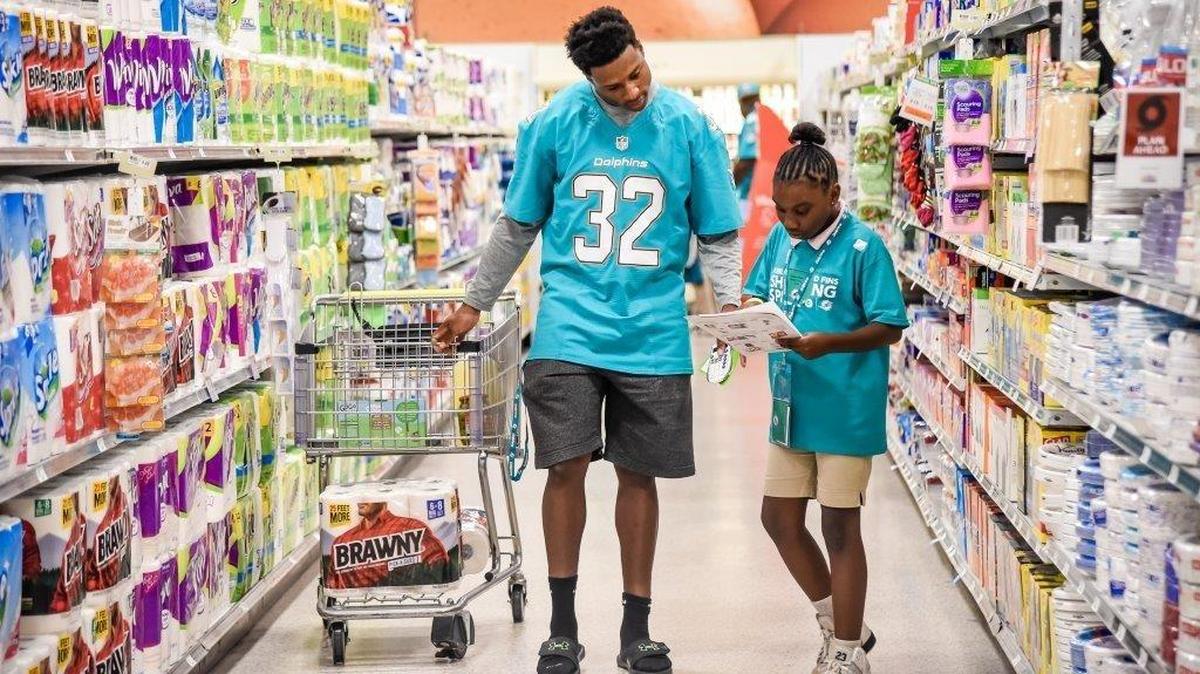 Kenyan Drake (32) le dio a la victoria a los Dolphins el domingo, y el lunes brindó alegría a los niños para que pueden tener su comida en el Día de Acción de Gracias.