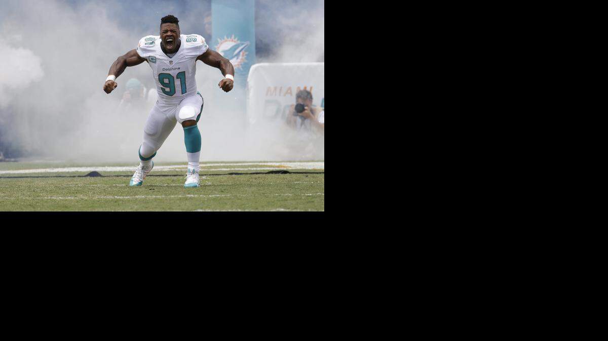 
Cameron Wake (91) entra a la cancha el domingo pasado en Miami.
