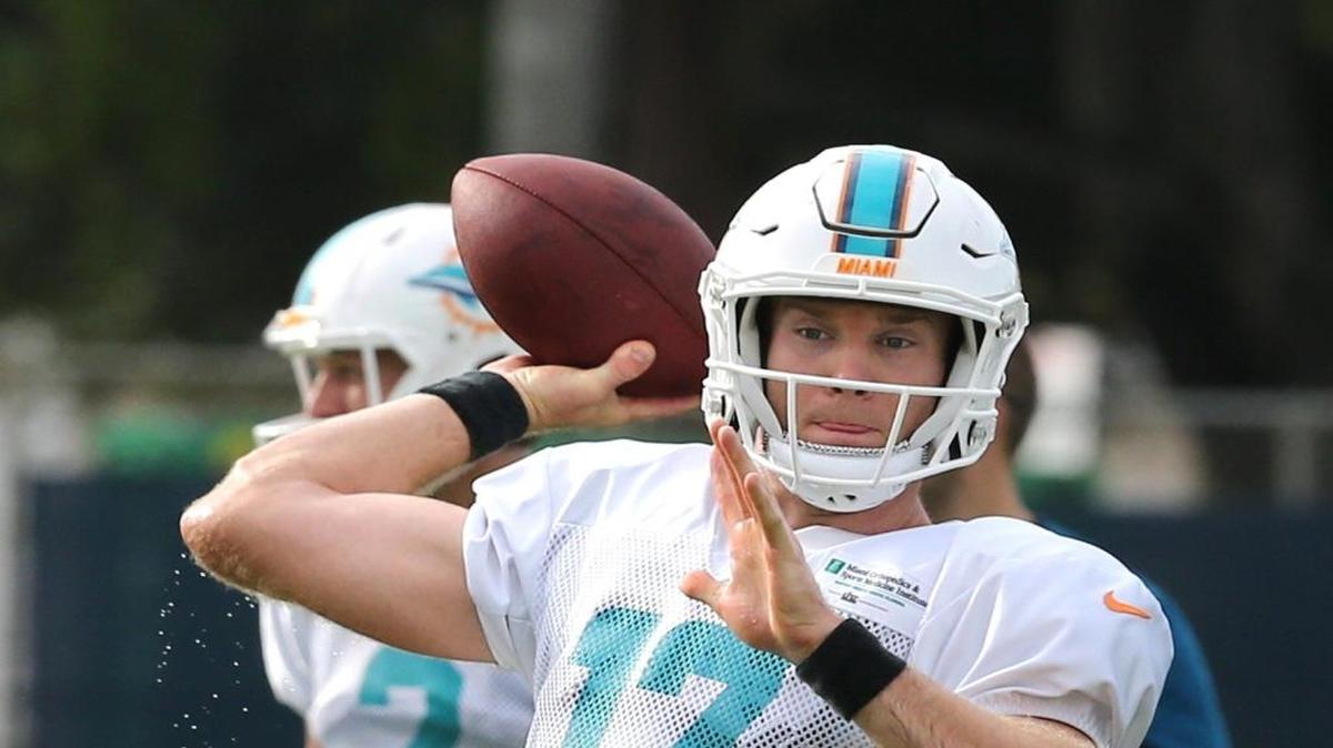 El quarterback Ryan Tannehill se apresta a pasar el ovoide en una práctica de los Dolphins, el 9 de agosto en Davie, Florida.