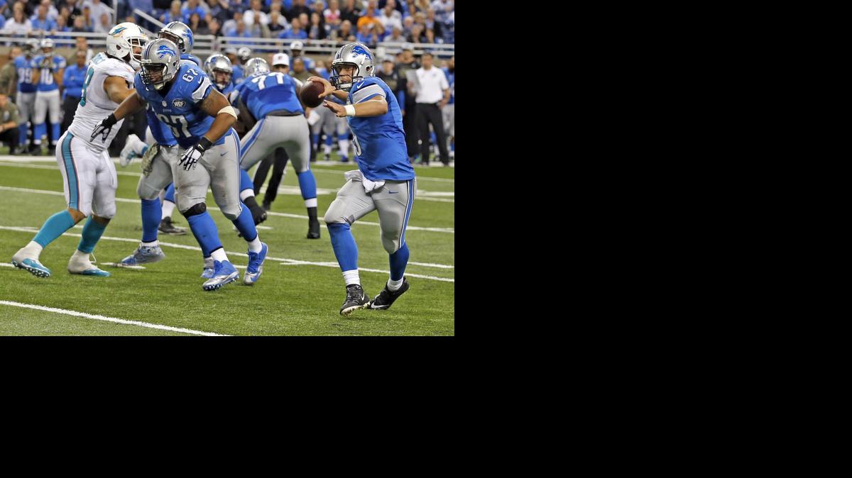 
Matthew Stafford pasa el ovoide a Theo Riddick para el touchdown de la victoria de los Lions sobre los Dolphins, el domingo en el Ford Field en Detroit, Michigan.
