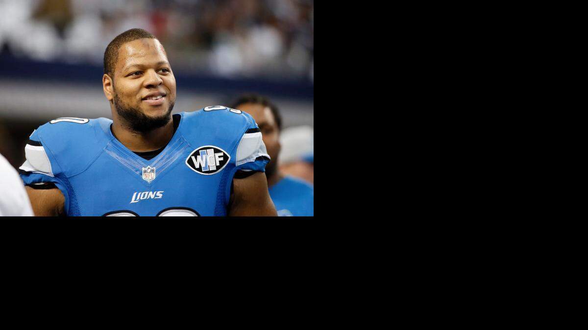 
Ndamukong Suh sonríe antes de enfrentar a los Cowboys, en los playoffs, el 4 de enero del 2015 en Arlington, Texas.
