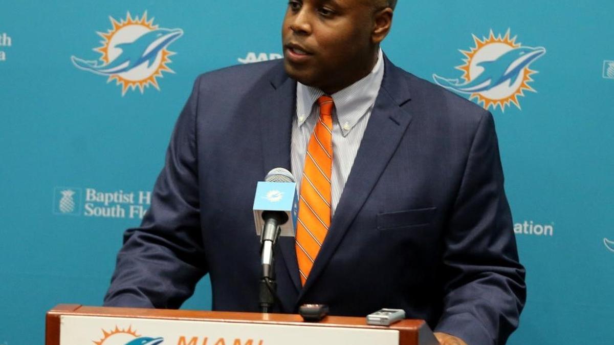 El gerente general de los Dolphins Chris Grier habla con los periodistas, el jueves 27 de abril del 2017 en el campamento de entrenamiento del club en Davie, Florida, luego de que el equipo de Miami escogiera al defensive end de Missouri Charles Harris en la primera ronda en el Draft 2017 en Filadelfia.