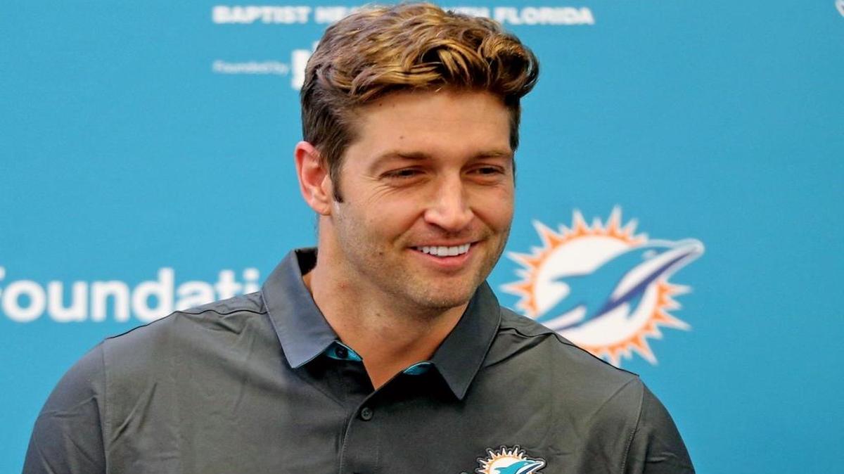 El quarterback Jay Cutler sonríe frente a los reporteros durante su presentación por los Dolphins en Davie, Florida, el lunes 7 de agosto del 2017.