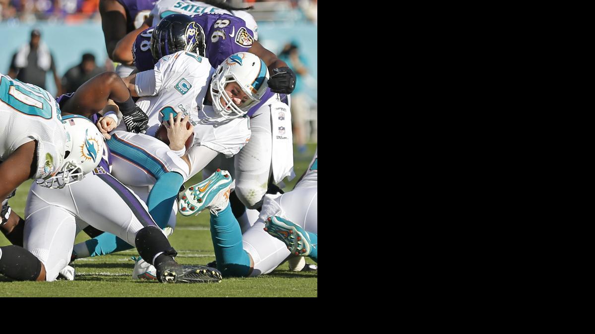 
Ryan Tannehill es derribado por los Ravens en la derrota de los Dolphins el 7 de diciembre pasado.
