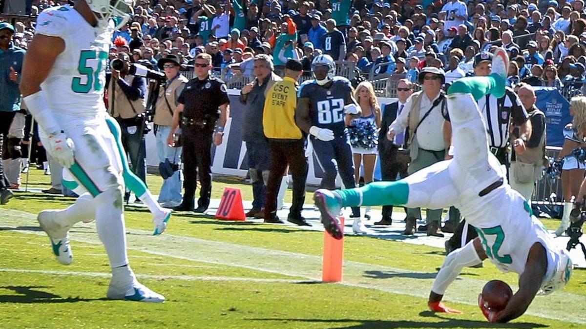 
Reshad Jones, de los Dolphins, intercepta el ovoide y lo retorna para un touchdown ante la mirada de Olivier Vernon, contra los Titans de Tennessee en el Nissan Stadium en Nashville, Tenn., el domingo 18 deoctubre del 2015.

