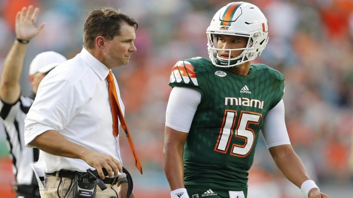 El entrenador de la UM Al Golden (izq.) y el quarterback Brad Kaaya, el sábado anterior.