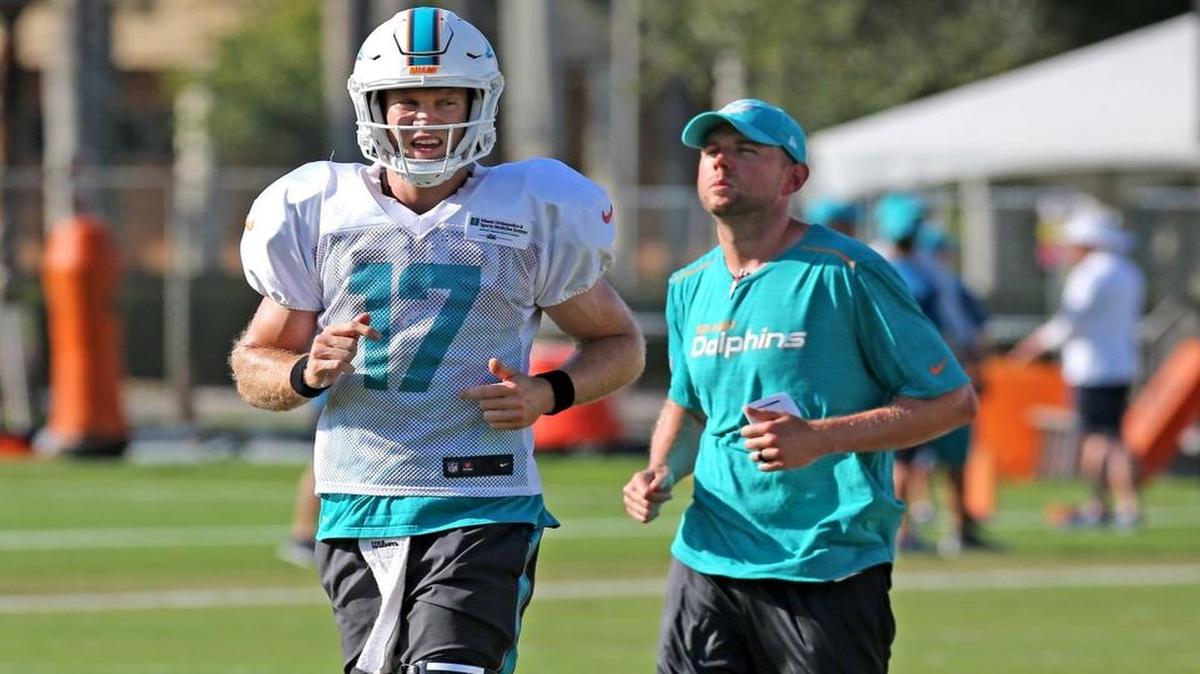 El quarterback Ryan Tannehill corre durante el campamento de entrenamiento de los Dolphins en Davie, Florida, el 2 de agosto del 2017.