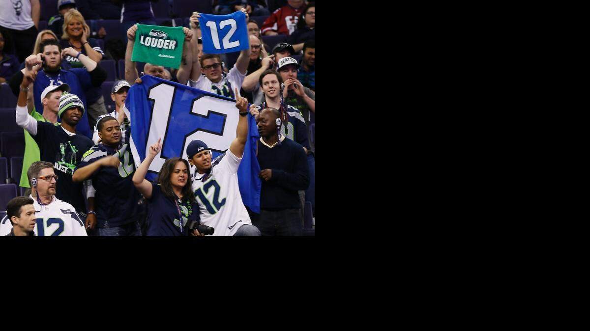 
FANATICOS DE los Seahawks respaldan a su equipo durante el Día de la Prensa del Super Bowl XLIX en Phoenix.


